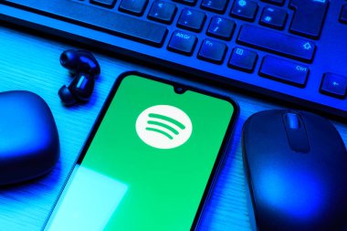 Prag, Çek Cumhuriyeti - 10 21 2024: Spotify logosunu gösteren akıllı telefon.