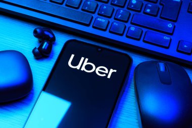 Prag, Çek Cumhuriyeti - 10 21 2024: Uber logosunu gösteren akıllı telefon.