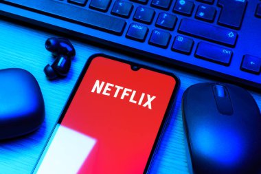 Prag, Çek Cumhuriyeti - 10 21 2024: Netflix logosunu gösteren akıllı telefon.