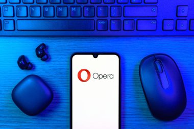 Prag, Çek Cumhuriyeti - 10 21 2024: Opera logosunu gösteren akıllı telefon.