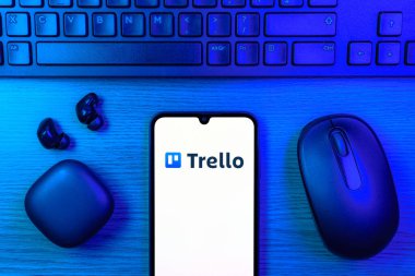 Prag, Çek Cumhuriyeti - 10 21 2024: Trello logosunu gösteren akıllı telefon.