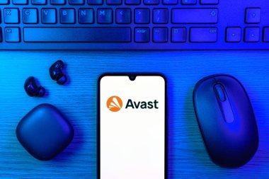 Prag, Çek Cumhuriyeti - 10 21 2024: Avast logosunu gösteren akıllı telefon.