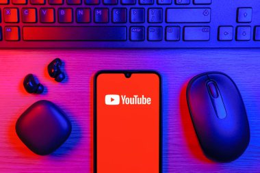 Prag, Çek Cumhuriyeti - 10 21 2024: Youtube logosunu gösteren akıllı telefon.