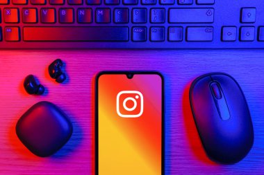 Prag, Çek Cumhuriyeti - 10 21 2024: Instagram logosu gösteren akıllı telefon.