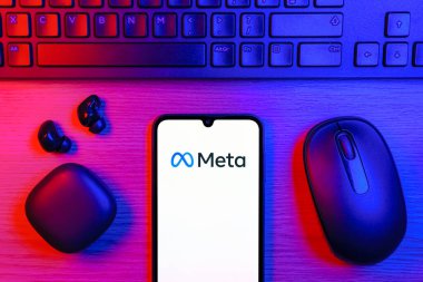 Prag, Çek Cumhuriyeti - 10 21 2024: Meta logosunu gösteren akıllı telefon.