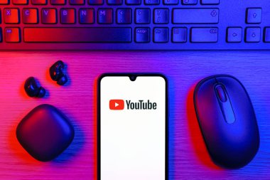 Prag, Çek Cumhuriyeti - 10 21 2024: Youtube logosunu gösteren akıllı telefon.