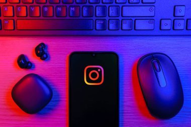 Prag, Çek Cumhuriyeti - 10 21 2024: Instagram logosu gösteren akıllı telefon.