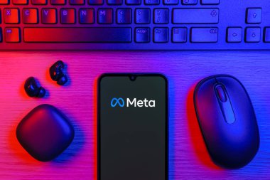 Prag, Çek Cumhuriyeti - 10 21 2024: Meta logosunu gösteren akıllı telefon.