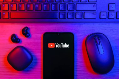 Prag, Çek Cumhuriyeti - 10 21 2024: Youtube logosunu gösteren akıllı telefon.