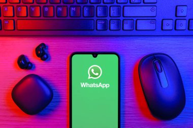 Prag, Çek Cumhuriyeti - 10 21 2024: Yüzeyde WhatsApp logosunu gösteren akıllı telefon.