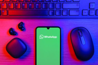 Prag, Çek Cumhuriyeti - 10 21 2024: Yüzeyde WhatsApp logosunu gösteren akıllı telefon.