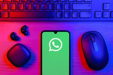Prag, Çek Cumhuriyeti - 10 21 2024: Yüzeyde WhatsApp logosunu gösteren akıllı telefon.
