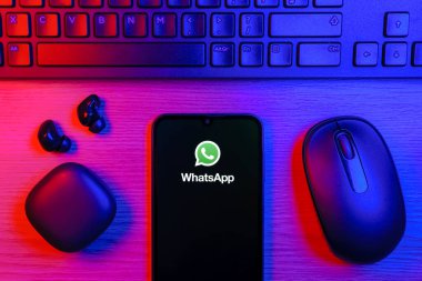 Prag, Çek Cumhuriyeti - 10 21 2024: Yüzeyde WhatsApp logosunu gösteren akıllı telefon.