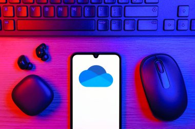 Prag, Çek Cumhuriyeti - 10 21 2024: Yüzeyde OneDrive logosu gösteren akıllı telefon.