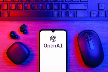 Prag, Çek Cumhuriyeti - 10 21 2024: OpenAI logosunu gösteren akıllı telefon.
