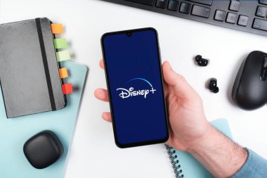 Prag, Çek Cumhuriyeti - 10 21 2024: Disney + logosunu gösteren akıllı telefon.