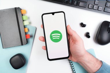 Prag, Çek Cumhuriyeti - 10 21 2024: Spotify logosunu gösteren akıllı telefon.