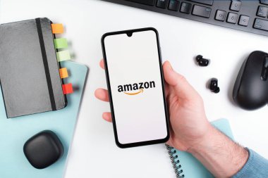 Prag, Çek Cumhuriyeti - 10 21 2024: Amazon logosunu gösteren akıllı telefon.