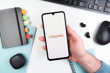 Prag, Çek Cumhuriyeti - 10 21 2024: AliExpress logosunu gösteren akıllı telefon.