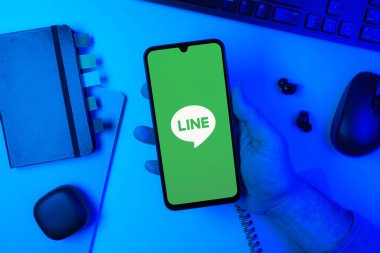 Prag, Çek Cumhuriyeti - 10 21 2024: Yüzeyde Satır logosunu gösteren akıllı telefon.