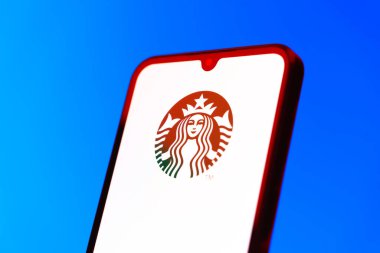 Prag, Çek Cumhuriyeti - 10 21 2024: Starbucks logosunu gösteren akıllı telefon.