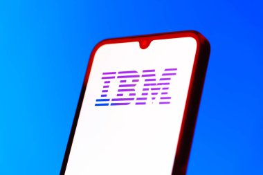 Prag, Çek Cumhuriyeti - 10 21 2024: IBM logosunu gösteren akıllı telefon.