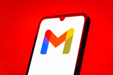 Prag, Çek Cumhuriyeti - 10 21 2024: Google Gmail logosunu gösteren akıllı telefon.