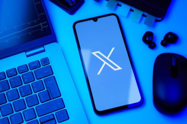 Prag, Çek Cumhuriyeti - 10 21 2024: X logosu gösteren akıllı telefon.