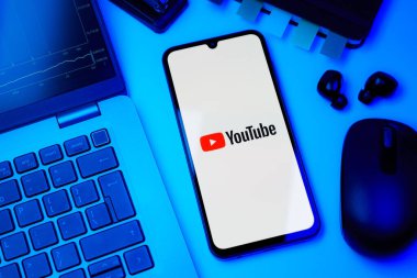 Prag, Çek Cumhuriyeti - 10 21 2024: Youtube logosunu gösteren akıllı telefon.