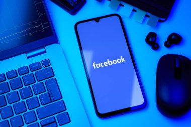 Prag, Çek Cumhuriyeti - 10 21 2024: Facebook logosu gösteren akıllı telefon.