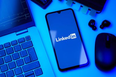 Prag, Çek Cumhuriyeti - 10 21 2024: Yüzeyde LinkedIn logosunu gösteren akıllı telefon.