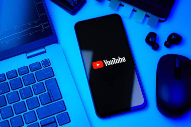 Prag, Çek Cumhuriyeti - 10 21 2024: Youtube logosunu gösteren akıllı telefon.