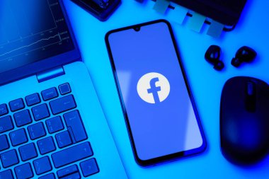 Prag, Çek Cumhuriyeti - 10 21 2024: Facebook logosu gösteren akıllı telefon.