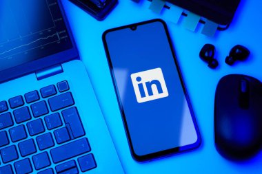 Prag, Çek Cumhuriyeti - 10 21 2024: Yüzeyde LinkedIn logosunu gösteren akıllı telefon.