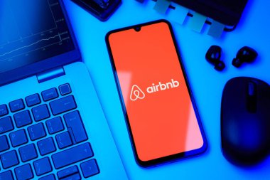 Prag, Çek Cumhuriyeti - 10 21 2024: Airbnb logosunu gösteren akıllı telefon.