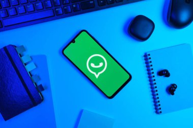 Prag, Çek Cumhuriyeti - 10 21 2024: Yüzeyde WhatsApp logosunu gösteren akıllı telefon.