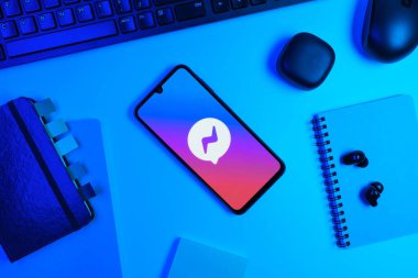 Prag, Çek Cumhuriyeti - 10 21 2024: Haberci logosunu gösteren akıllı telefon.