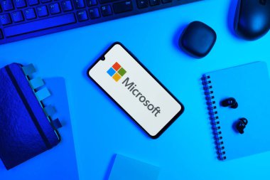 Prag, Çek Cumhuriyeti - 10 21 2024: Microsoft logosunu gösteren akıllı telefon.