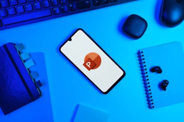 Prag, Çek Cumhuriyeti - 10 21 2024: Powerpoint logosunu gösteren akıllı telefon.