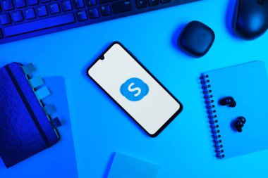 Prag, Çek Cumhuriyeti - 10 21 2024: Skype logosunu gösteren akıllı telefon.