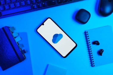 Prag, Çek Cumhuriyeti - 10 21 2024: Yüzeyde OneDrive logosu gösteren akıllı telefon.