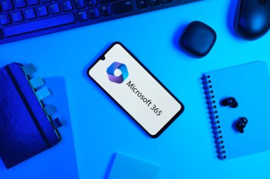 Prag, Çek Cumhuriyeti - 10 21 2024: Microsoft 365 logosunu gösteren akıllı telefon.