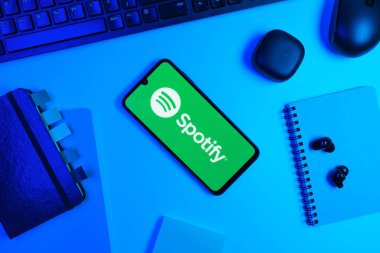 Prag, Çek Cumhuriyeti - 10 21 2024: Spotify logosunu gösteren akıllı telefon.