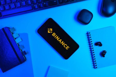 Prag, Çek Cumhuriyeti - 10 21 2024: Binance logosunu gösteren akıllı telefon.