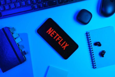 Prag, Çek Cumhuriyeti - 10 21 2024: Netflix logosunu gösteren akıllı telefon.