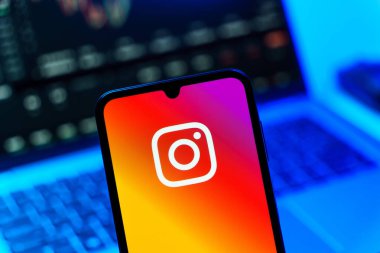 Prag, Çek Cumhuriyeti - 10 21 2024: Instagram logosu gösteren akıllı telefon.