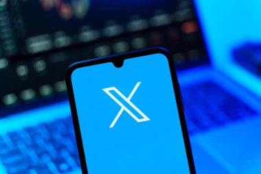 Prag, Çek Cumhuriyeti - 10 21 2024: X logosu gösteren akıllı telefon.