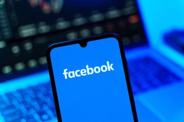 Prag, Çek Cumhuriyeti - 10 21 2024: Facebook logosu gösteren akıllı telefon.