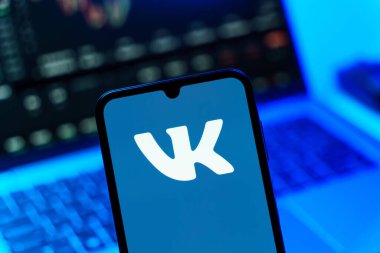 Prag, Çek Cumhuriyeti - 10 21 2024: VK logosunu gösteren akıllı telefon.