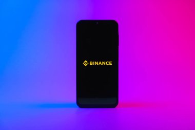 Prag, Çek Cumhuriyeti - 10 21 2024: Binance logosunu gösteren akıllı telefon.